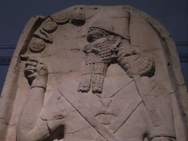 Prechristian cross pendant on the stela of Shamshi-Adad V